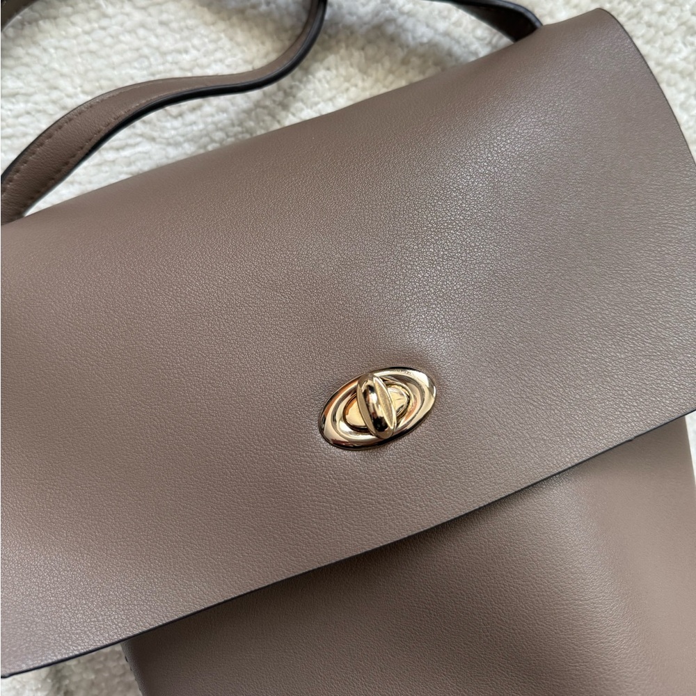 vegan leather crossbody. - Picture 4 of 9